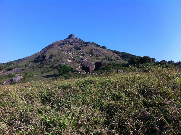 ನವಿಲಿನ ಆಕಾರದ ಬೆಟ್ಟ