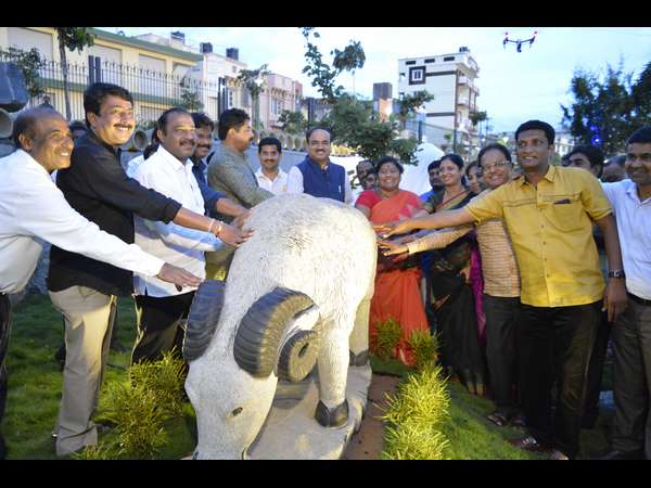 ಹಲವು ಪ್ರತಿಕೃತಿಗಳು