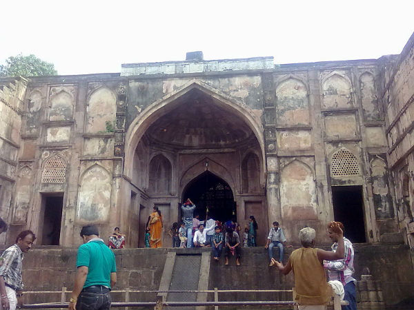 ತೀರ್ಥದಲ್ಲಿ ಸ್ನಾನ