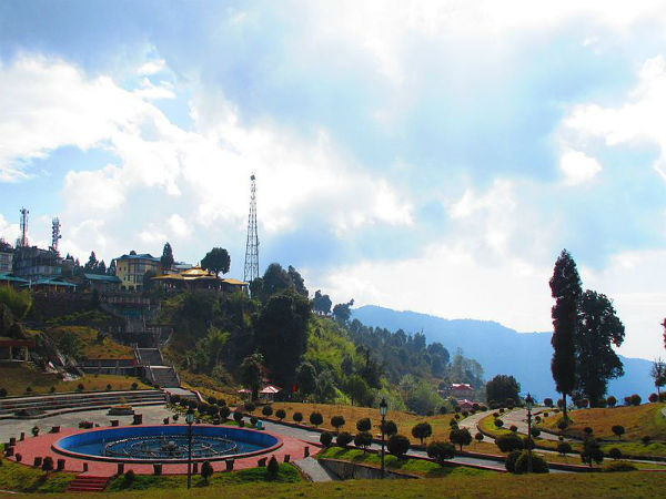 ಸುತ್ತಮುತ್ತಲಿನ ಪರ್ವತಗಳ ನೋಟ