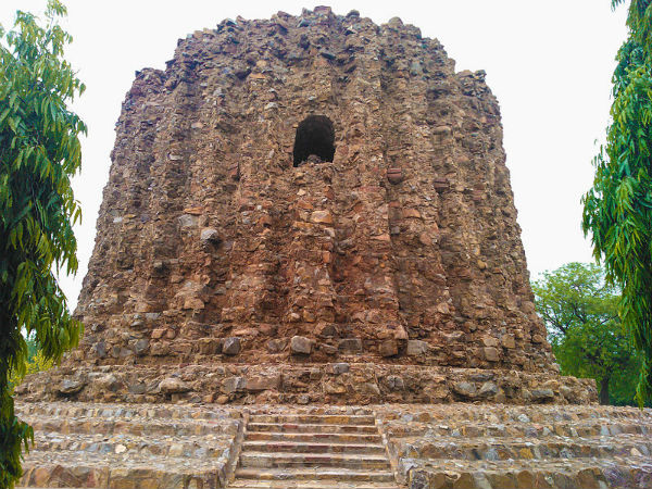ಅಲೈ ಮಿನಾರ್ನ ಎತ್ತರ