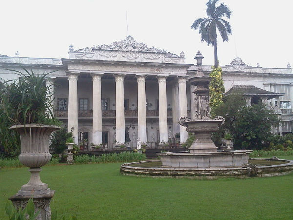 ವರ್ಣಚಿತ್ರಗಳಿಂದ ಅಲಂಕರಿಸಲಾಗಿದೆ