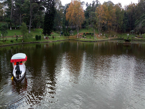 ಕುದುರೆಯ ಶೂವಿನ ಆಕಾರದಲ್ಲಿದೆ
