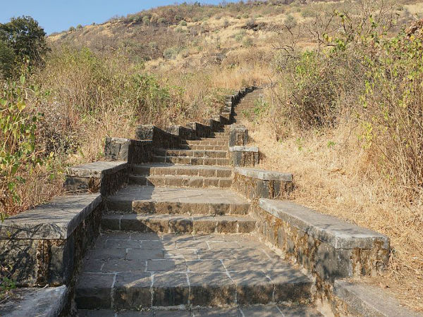 350 ಮೆಟ್ಟಿಲುಗಳಿವೆ