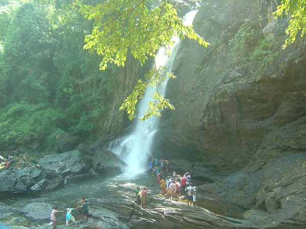 200 ಮೀಟರ್ ಎತ್ತರದಿಂದ ಧುಮ್ಮುಕ್ಕುತ್ತದೆ