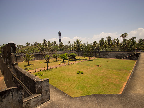 1.ಅಂಜೆಂಗೊ ಕೋಟೆ ಮತ್ತು ದೀಪಸ್ತಂಭ, ವರ್ಕಲಾ, ಕೇರಳ