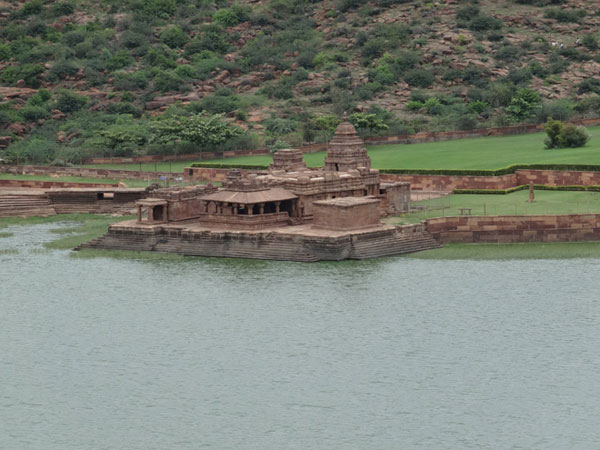 2) ಭೂತನಾಥ ದೇವಾಲಯಗಳು: