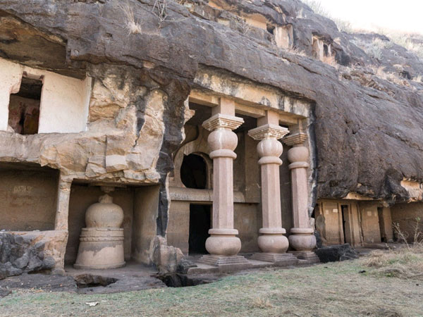 3) ಜುನ್ನಾರ್ ಗುಹೆಗಳು