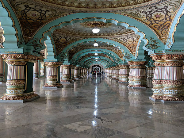 1. ಮೈಸೂರು ಅರಮನೆ-ಮೈಸೂರು