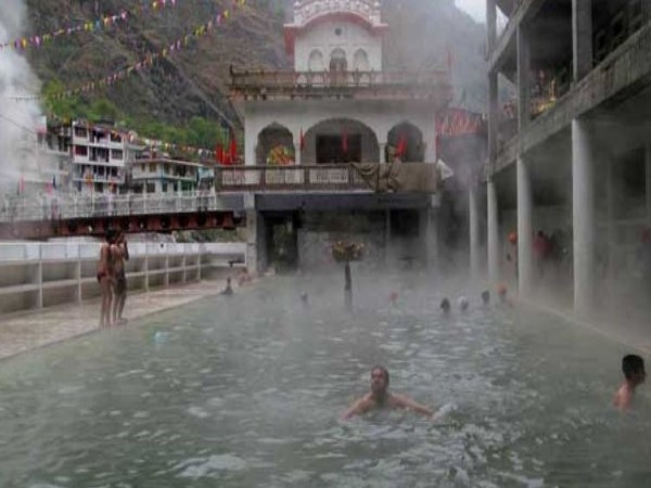 7. ವಶಿಷ್ಟ್ ಬಿಸಿನೀರಿನ ಬುಗ್ಗೆ ಮತ್ತು ದೇವಾಲಯ