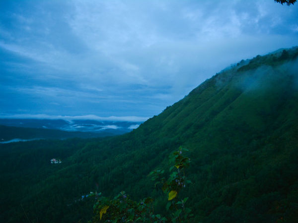 ಚಿಕ್ಕಮಗಳೂರು - ಬೆಂಗಳೂರಿನಿಂದ 242.8 ಕಿ.ಮೀ ಅಂತರವಿದೆ.