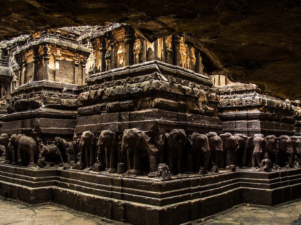 ಅಜಂತಾ ಮತ್ತು ಎಲ್ಲೋರಾ ಗುಹೆಗಳು